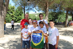 L'équipe guzarguoise avec Jean-Claude Gaud conseiller municipal et accompagnateur et Dorian, l'animateur de Capoeira (atelier proposé par Guzargues)