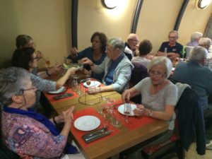 Un moment convivial au restaurant